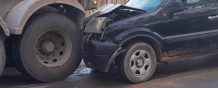 Violenta colisão entre carro e caminhão deixa motorista gravemente ferido na zona Sul de Porto Velho